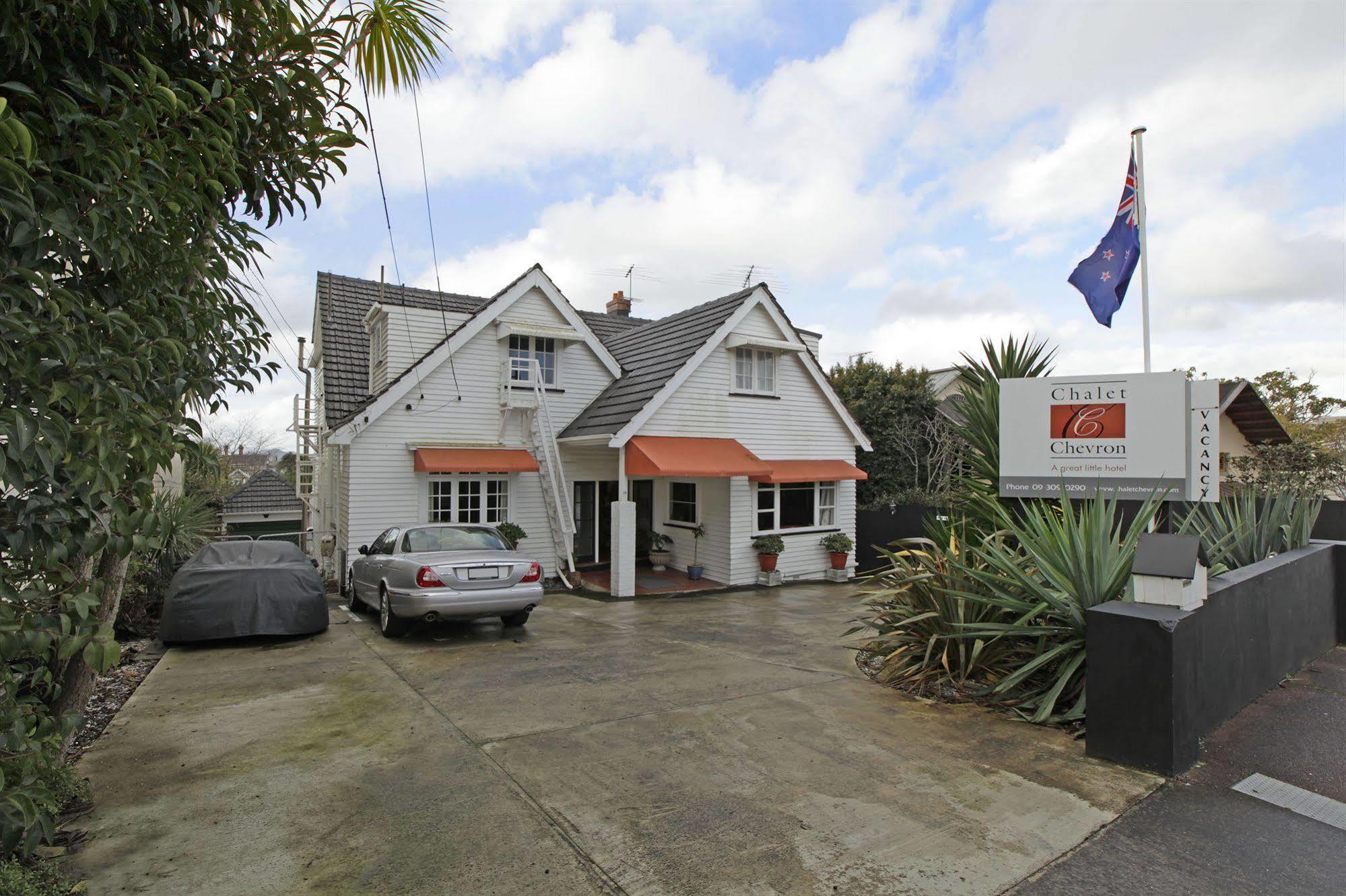 Chalet Chevron B&B Hotel Auckland Exterior photo